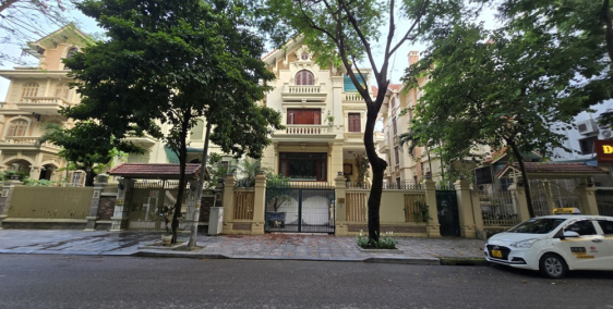 Biệt thự trên bán đảo Linh Đàm cạnh hồ điều hòa, DT 254m2, mặt tiền 13m, giá