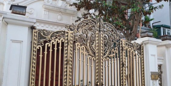 Bán nhà 4,5 tầng tổ 5 Giang Biên, ô tô 7 chỗ vào nhà, gần chợ  gần trường tiện í