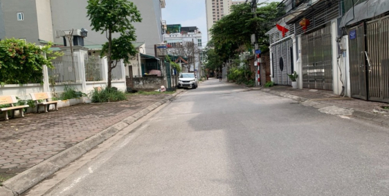 Đất đấu giá Thạch Bàn, mặt ngõ 561 Bát Khối, phân lô vỉa hè, dân cư đông đúc