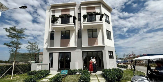 Nhà mới tinh 1 trệt 1 lầu 1 lửng, đầu đủ nội thất giá 2,4 tỷ, xem ngay kẻo muộn