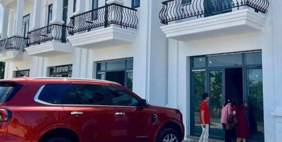 Cần ra căn nhà phố mặt tiền giá 700tr