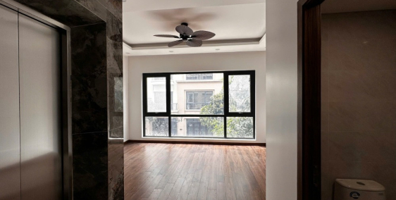 Cho thuê nhà hoàn thiện 5 tầng có thang máy gần trường Vinschool