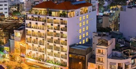 CHO THUÊ KHÁCH SẠN 4 SAO- 95 PHÒNG- MT CHỢ BẾN THÀNH- NGANG 15M- GIÁ: 2,7 TỶ/TH