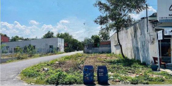 Bán Gấp 180M2 đất thổ cư 6x30 lô góc hai mặt tiền sổ riêng gần chợ Việt Kiều