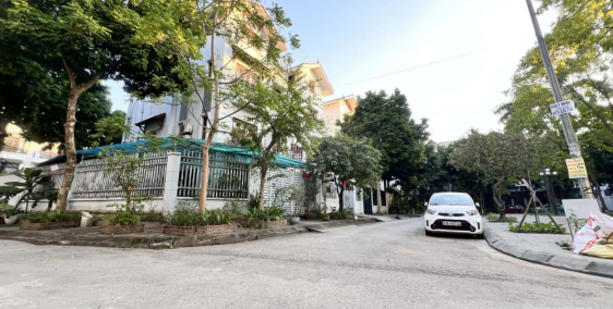 biệt thự lô góc Việt Hưng, vỉa hè rộng, ôtô tránh, view công viên cây xanh